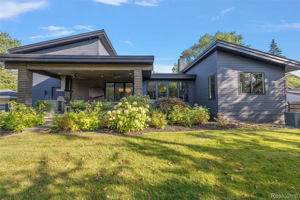 16281 Buckingham Avenue Beverly Hills Village MI 48025