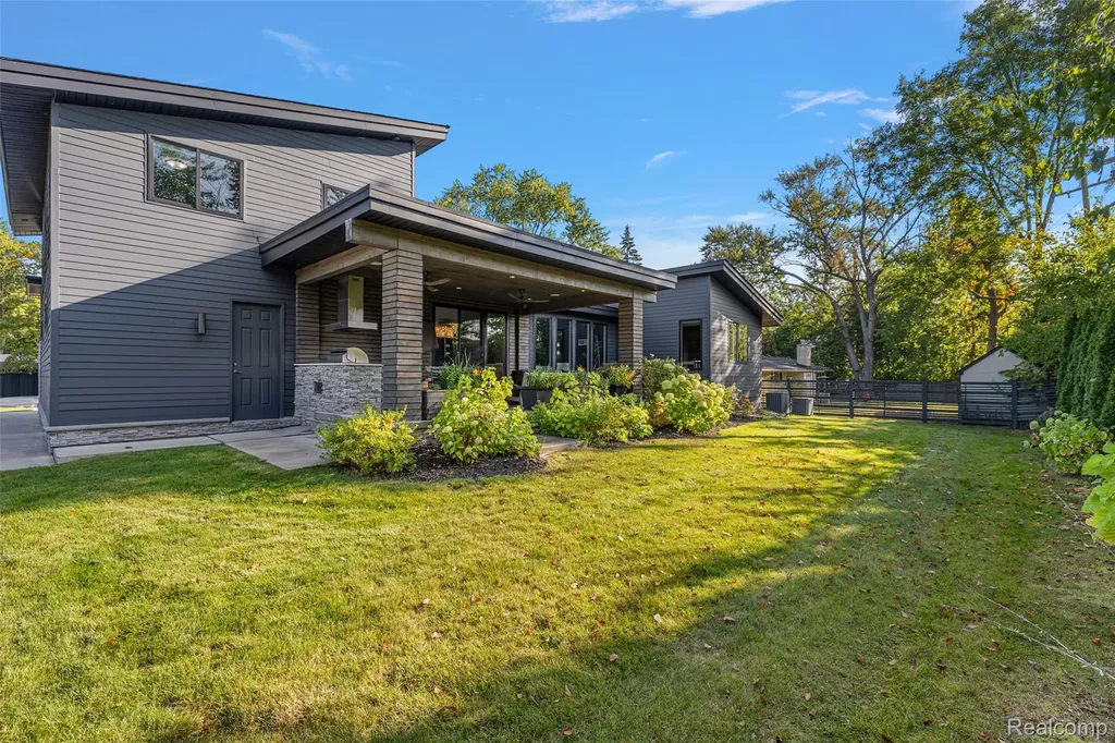 16281 Buckingham Avenue Beverly Hills Village MI 48025