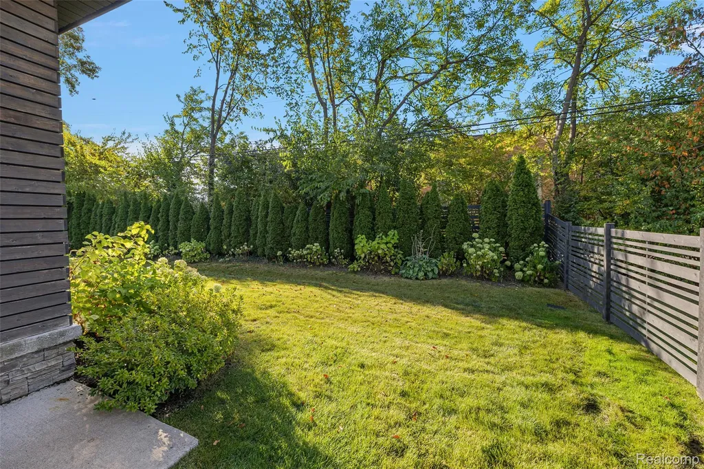 16281 Buckingham Avenue Beverly Hills Village MI 48025