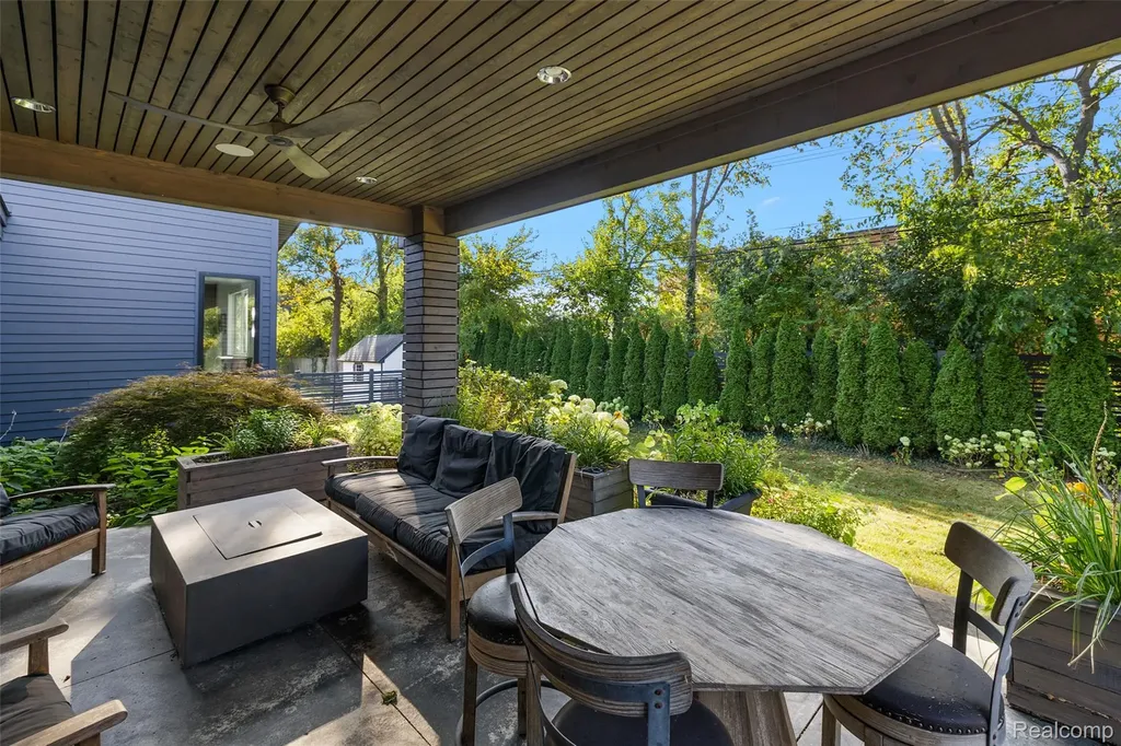 16281 Buckingham Avenue Beverly Hills Village MI 48025