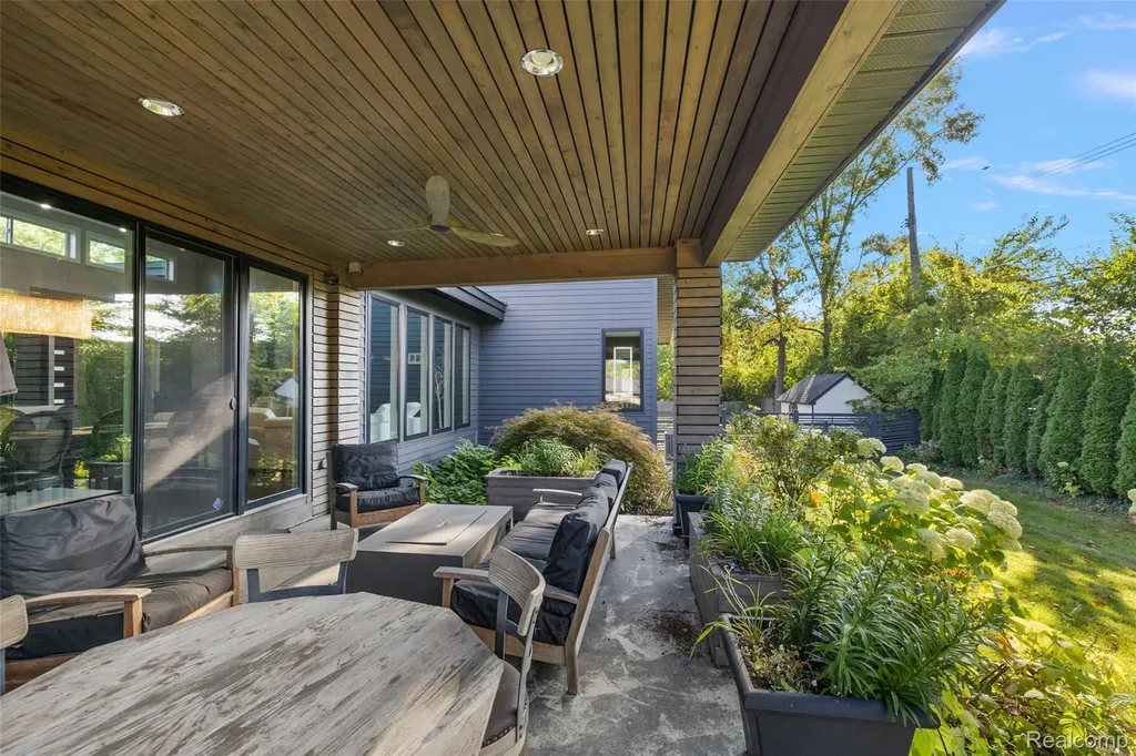 16281 Buckingham Avenue Beverly Hills Village MI 48025