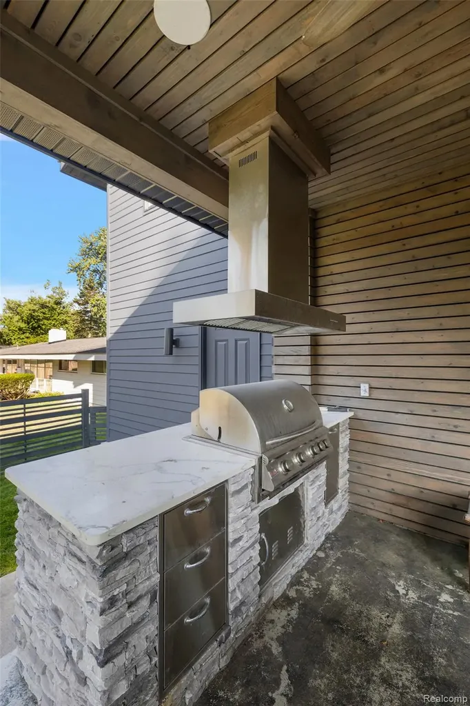 16281 Buckingham Avenue Beverly Hills Village MI 48025
