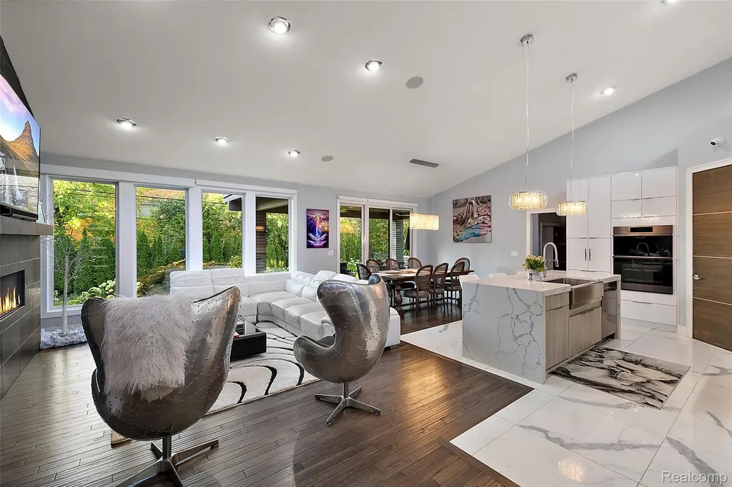 16281 Buckingham Avenue Beverly Hills Village MI 48025