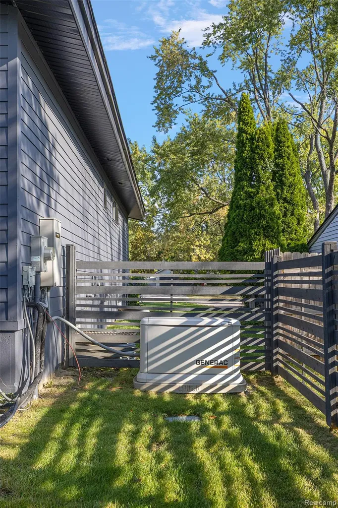16281 Buckingham Avenue Beverly Hills Village MI 48025