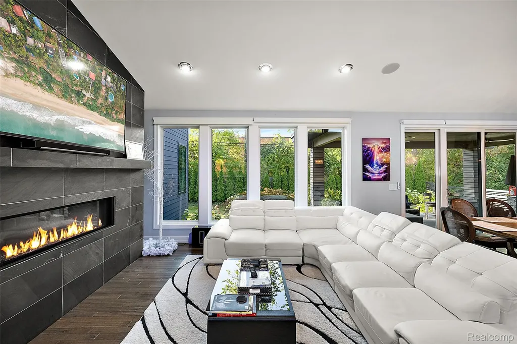 16281 Buckingham Avenue Beverly Hills Village MI 48025