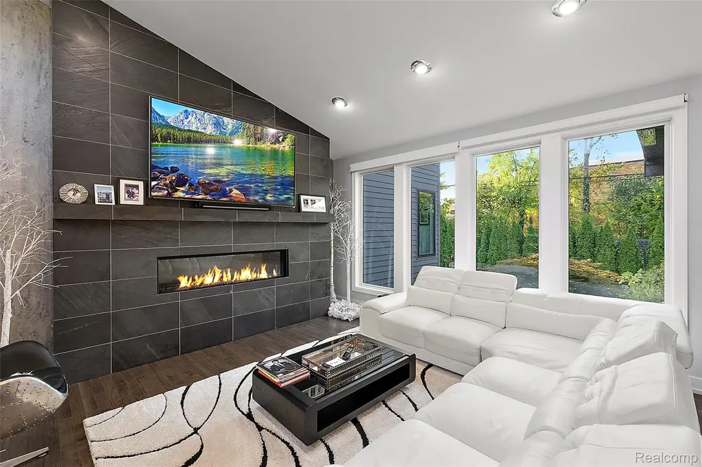 16281 Buckingham Avenue Beverly Hills Village MI 48025