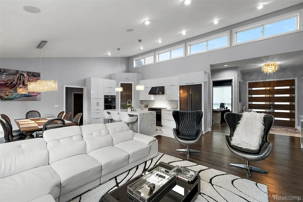 16281 Buckingham Avenue Beverly Hills Village MI 48025