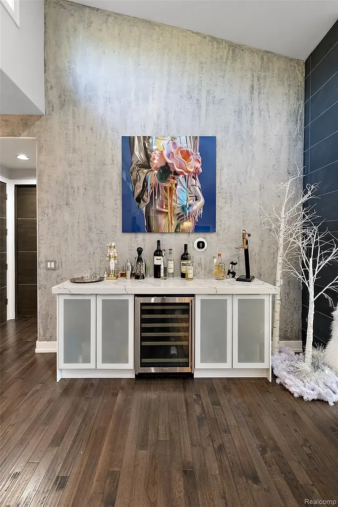 16281 Buckingham Avenue Beverly Hills Village MI 48025
