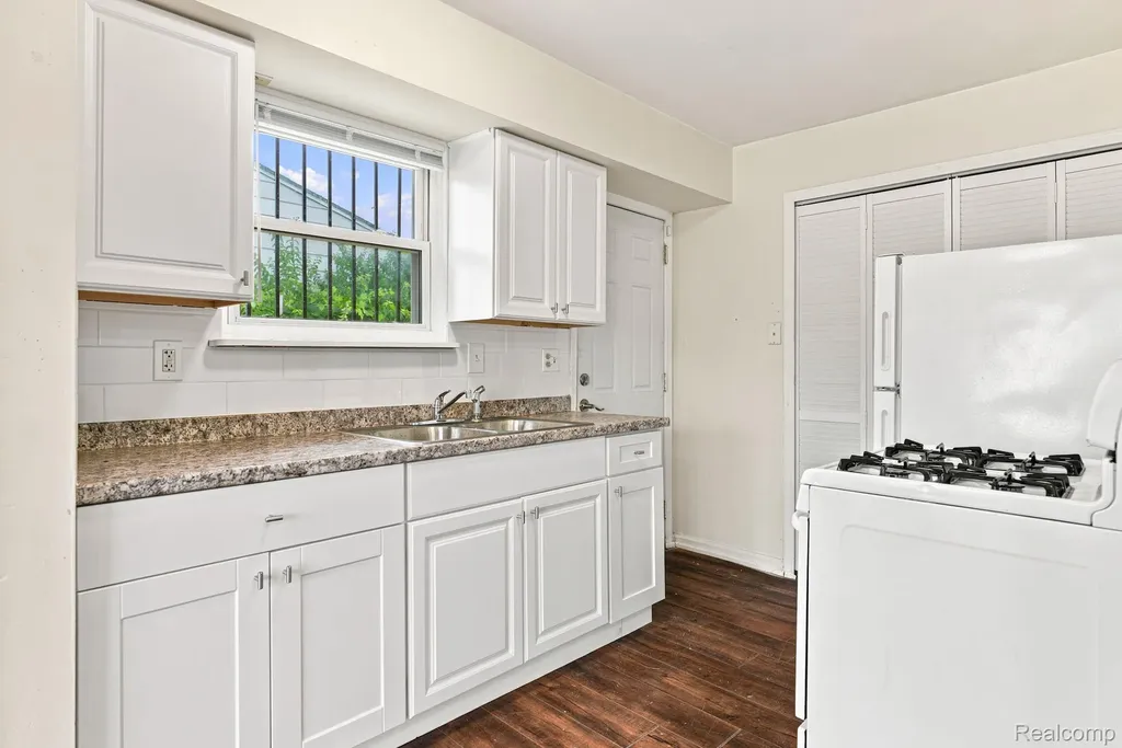 7546 Pine Street Taylor City MI 48180