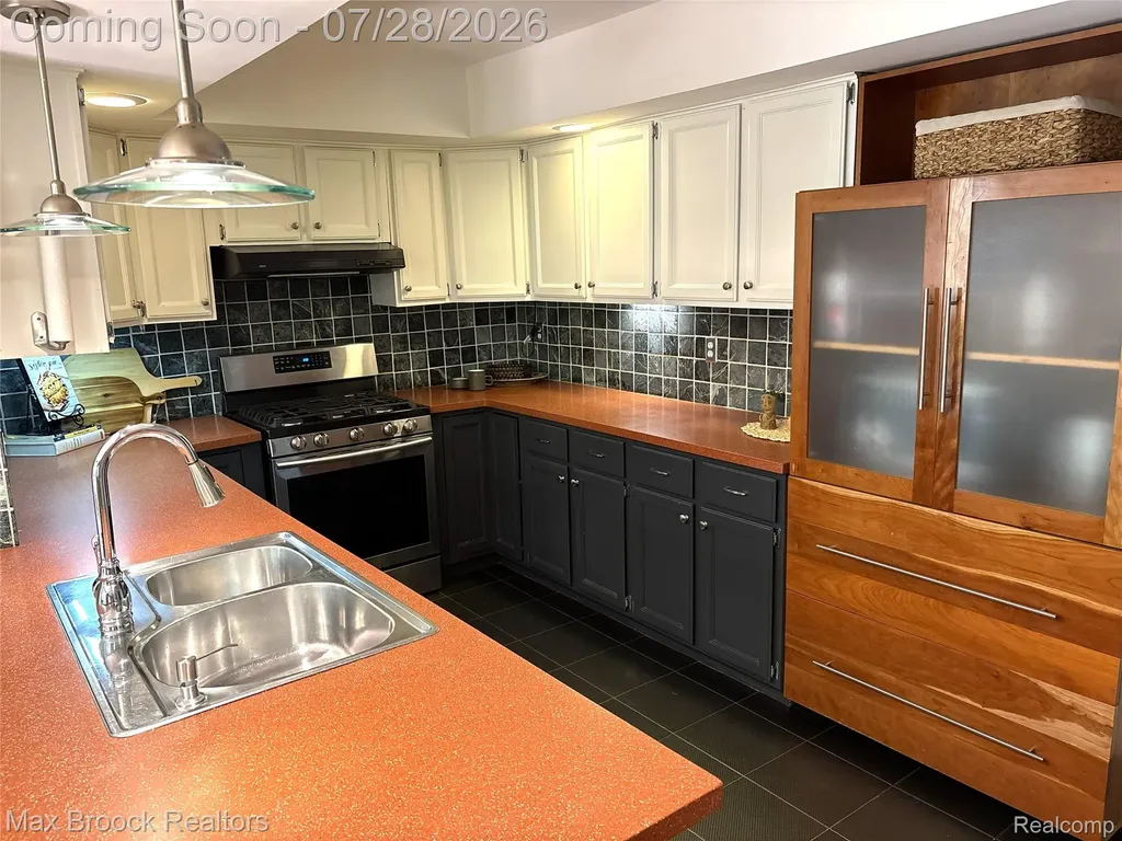 5443 Berwyck Drive Troy City MI 48085