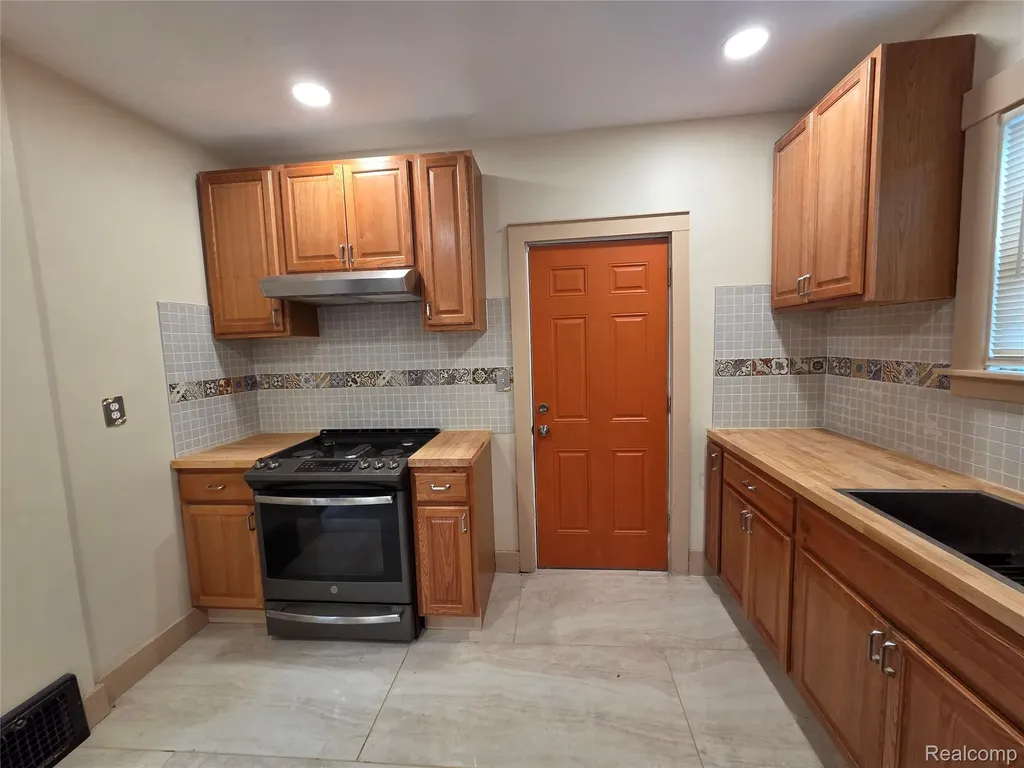 170 Geneva Street Highland Park City MI 48203