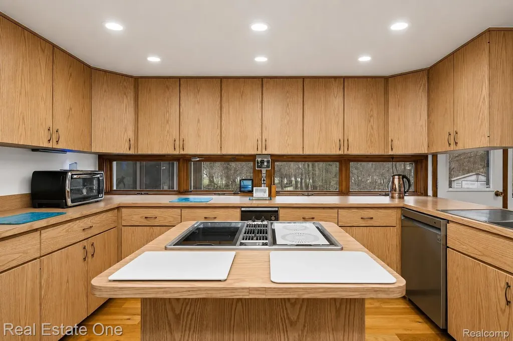 32674 Bingham Lane Bingham Farms Village MI 48025
