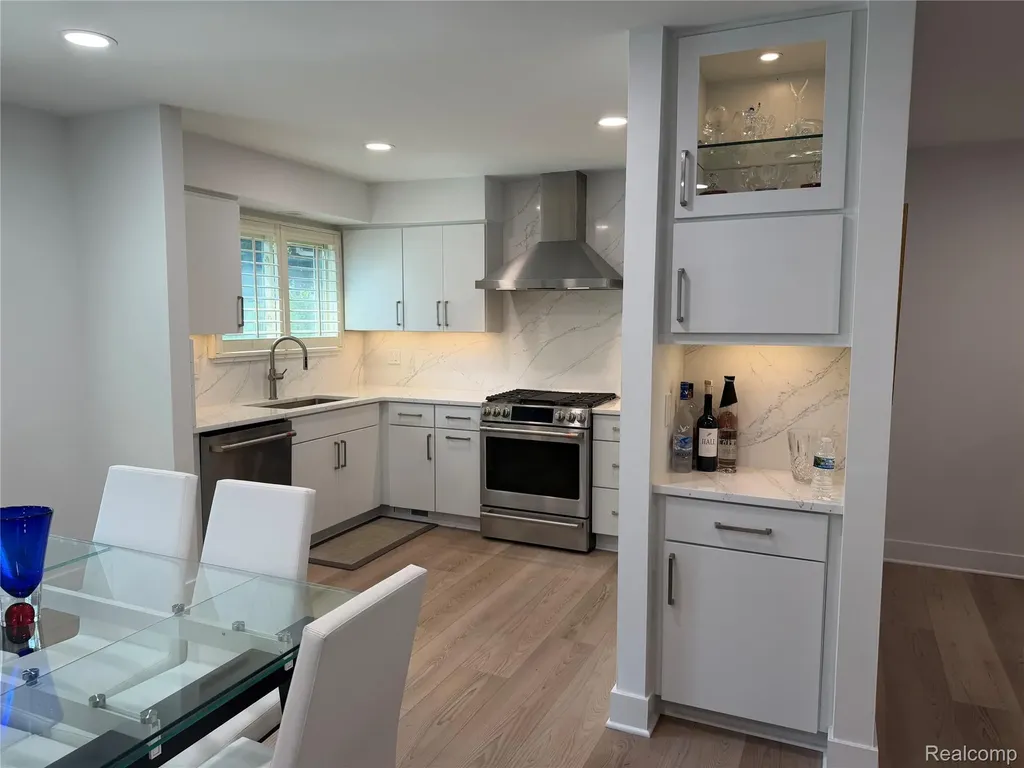 1879 Rustic Lane Keego Harbor City MI 48320