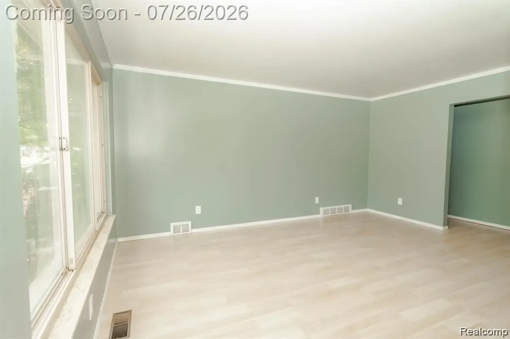 25568 Thomas Drive Warren City MI 48091