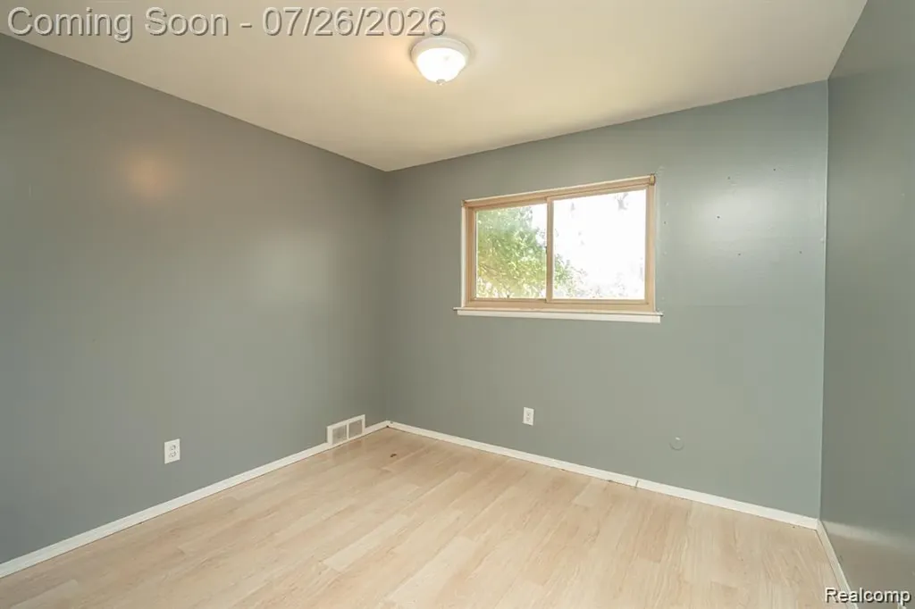 25568 Thomas Drive Warren City MI 48091