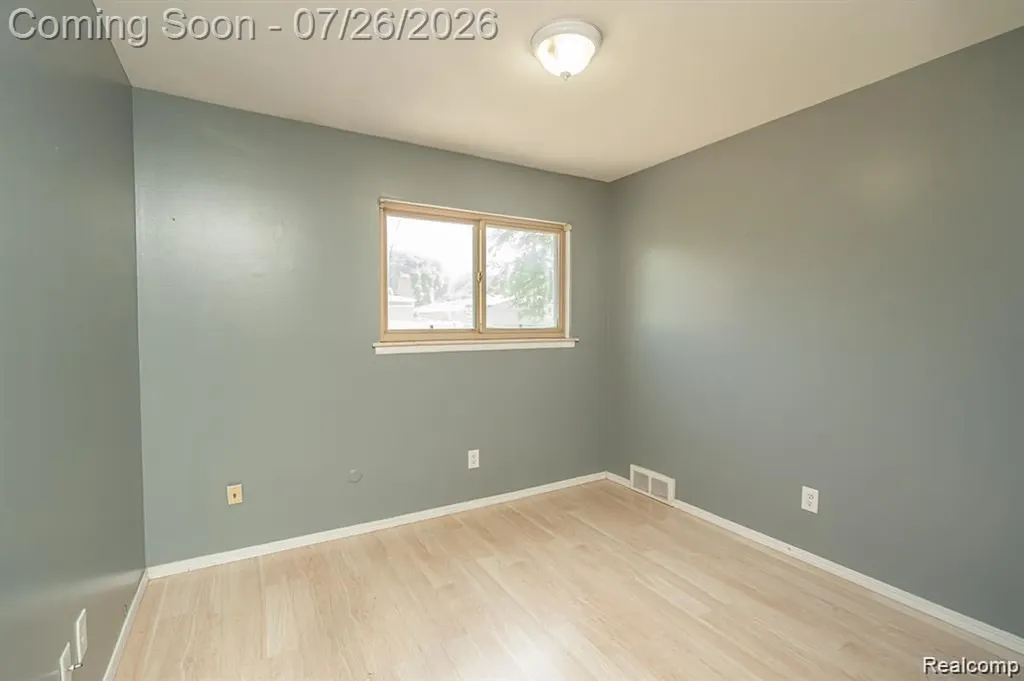 25568 Thomas Drive Warren City MI 48091