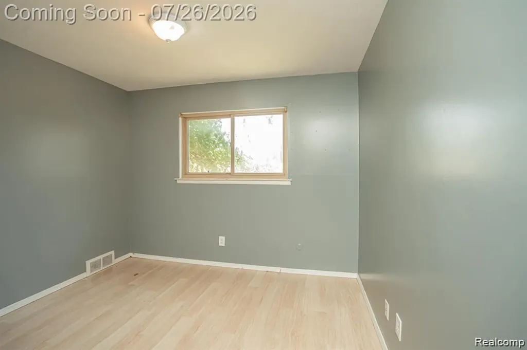 25568 Thomas Drive Warren City MI 48091