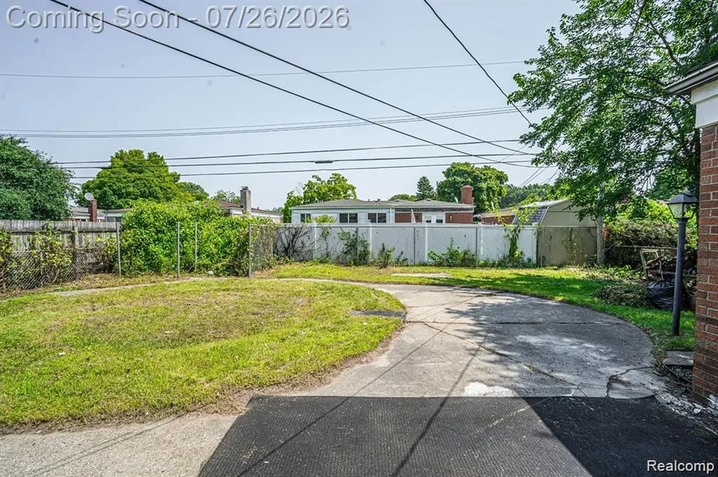 25568 Thomas Drive Warren City MI 48091