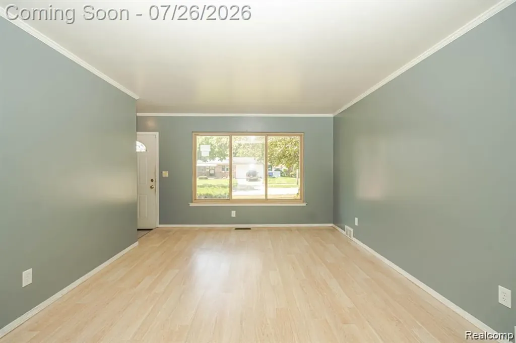 25568 Thomas Drive Warren City MI 48091