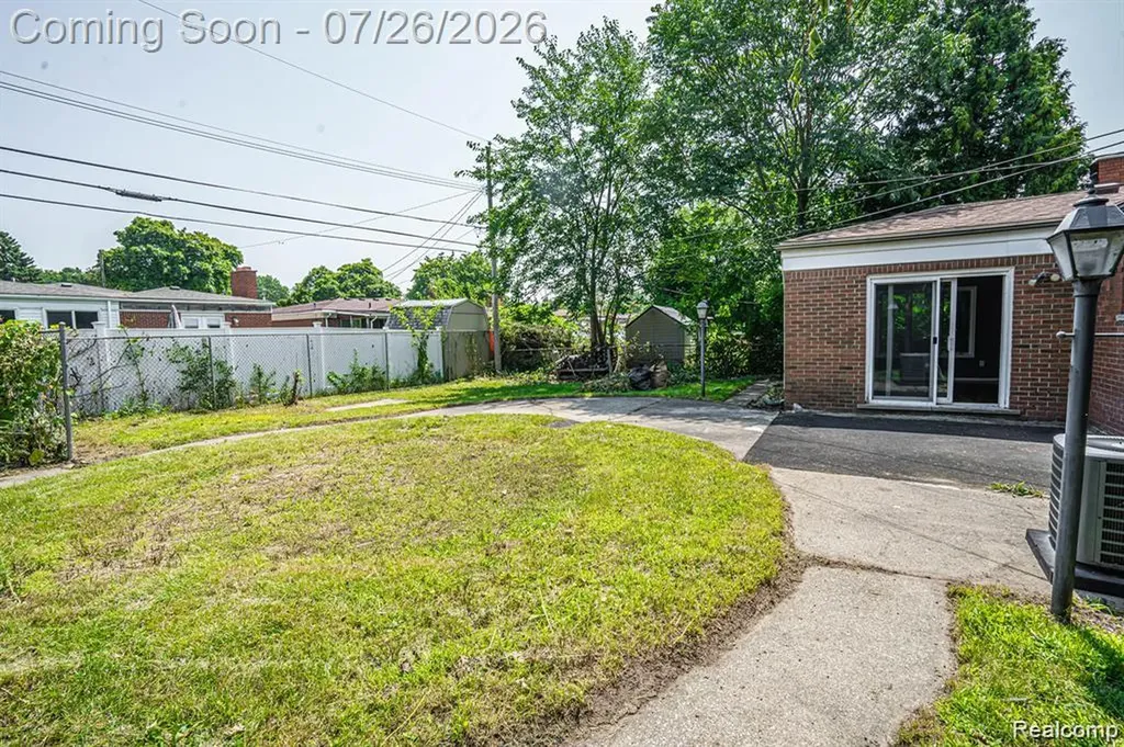 25568 Thomas Drive Warren City MI 48091
