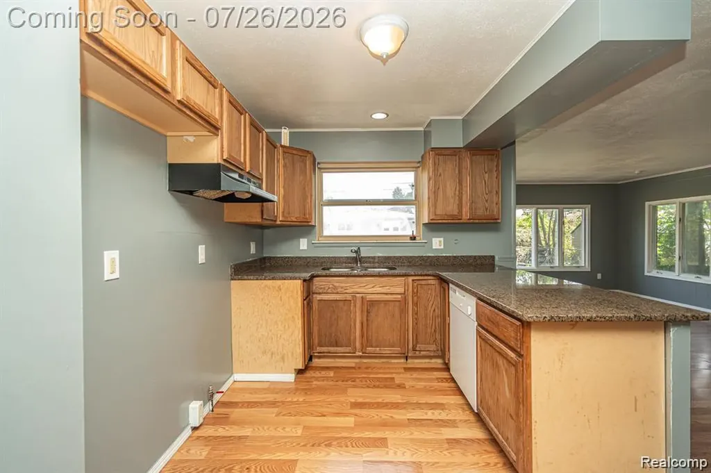 25568 Thomas Drive Warren City MI 48091
