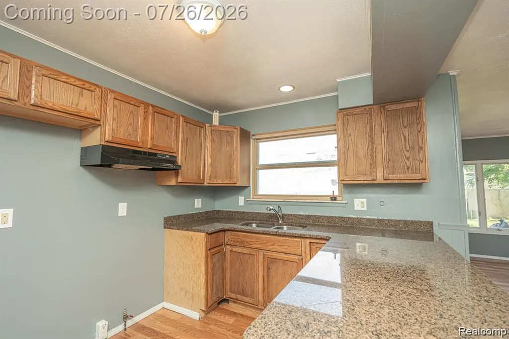 25568 Thomas Drive Warren City MI 48091