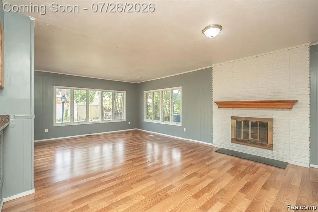 25568 Thomas Drive Warren City MI 48091