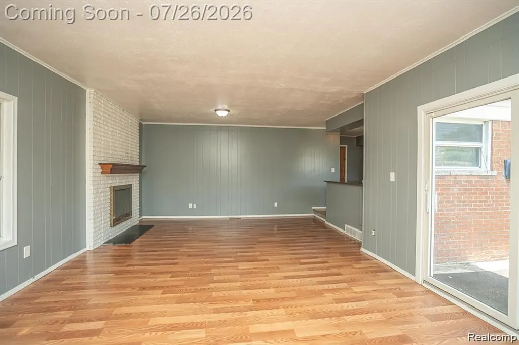 25568 Thomas Drive Warren City MI 48091