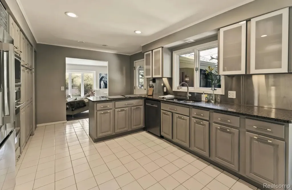 25080 Glynholm Court Bloomfield Charter Township MI 48301