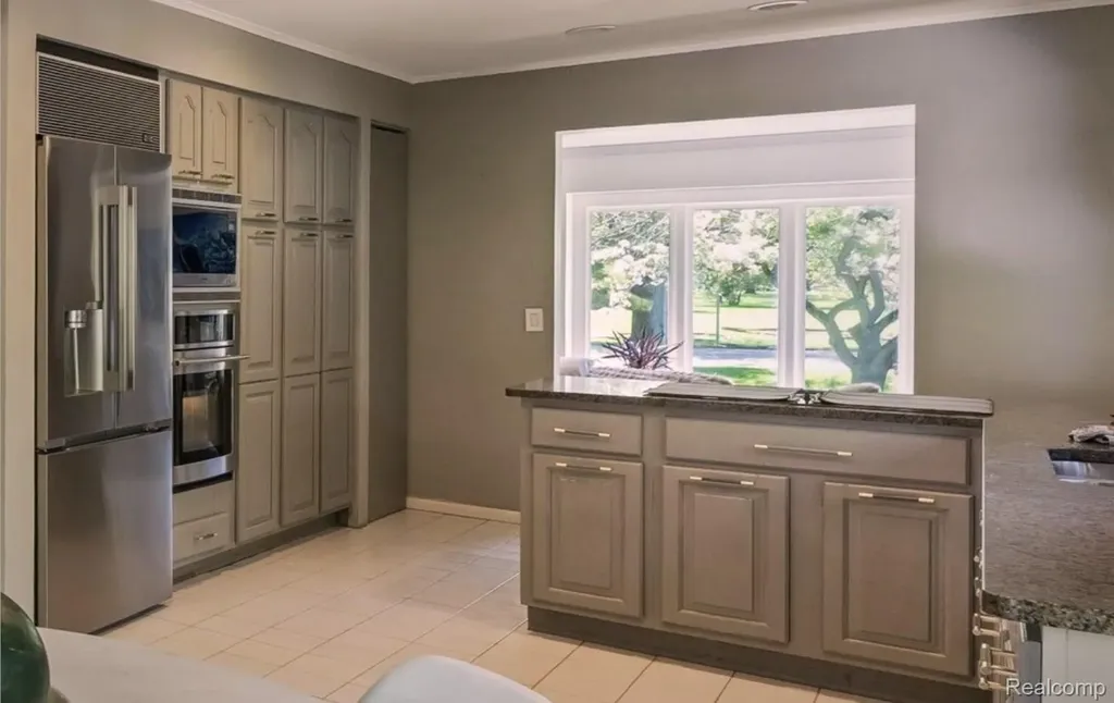 25080 Glynholm Court Bloomfield Charter Township MI 48301