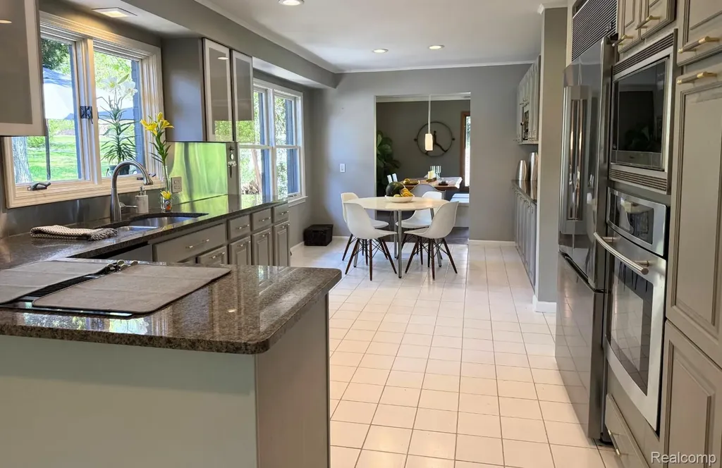 25080 Glynholm Court Bloomfield Charter Township MI 48301