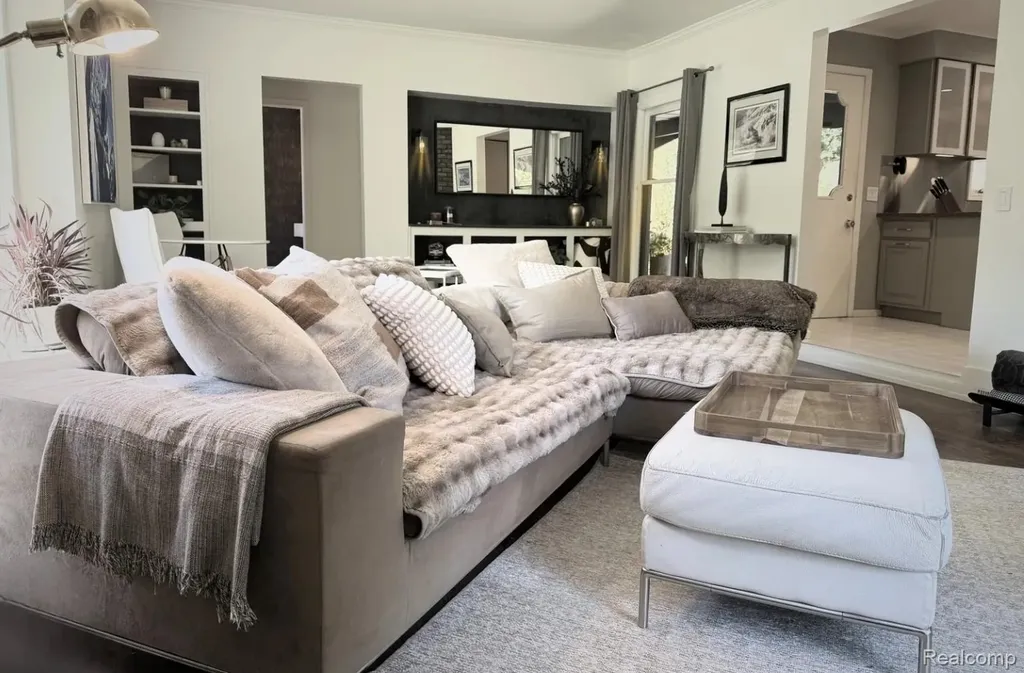 25080 Glynholm Court Bloomfield Charter Township MI 48301