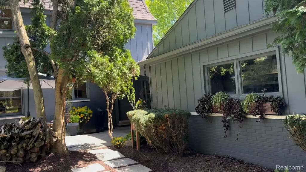 25080 Glynholm Court Bloomfield Charter Township MI 48301