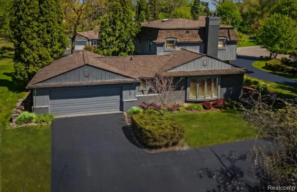 25080 Glynholm Court Bloomfield Charter Township MI 48301