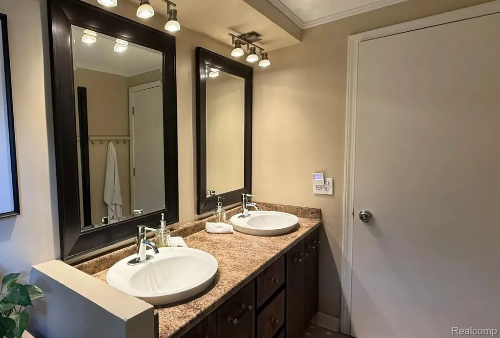 25080 Glynholm Court Bloomfield Charter Township MI 48301