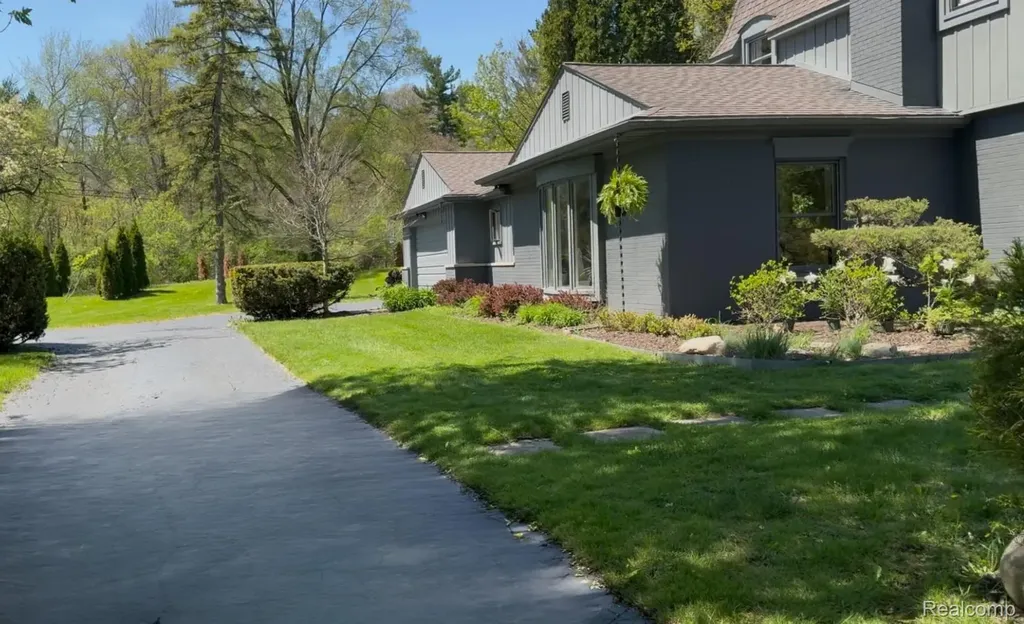 25080 Glynholm Court Bloomfield Charter Township MI 48301