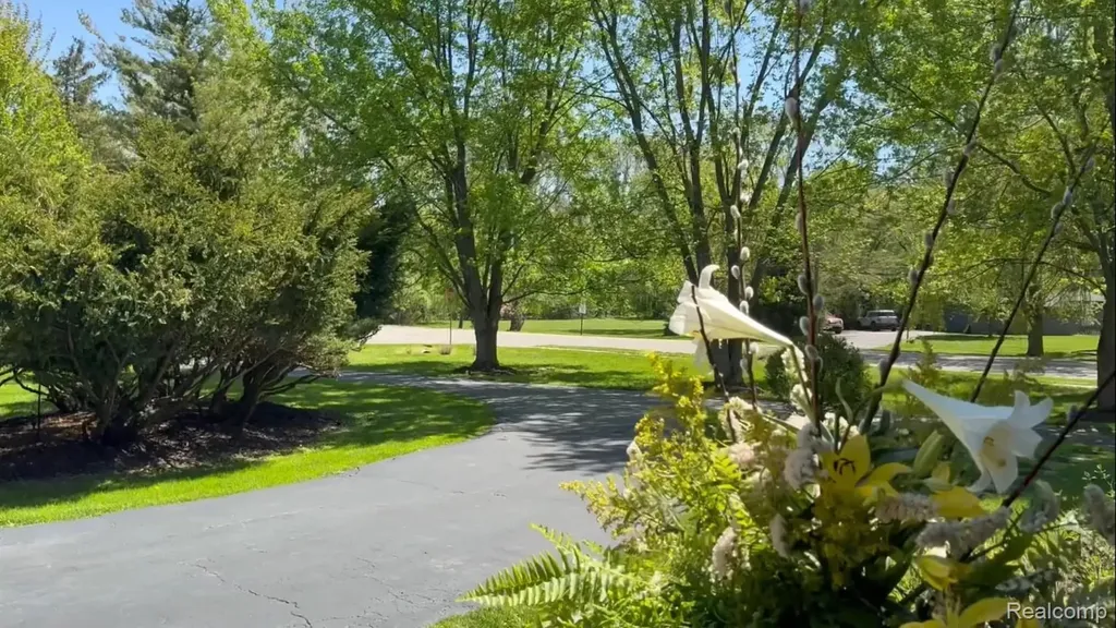 25080 Glynholm Court Bloomfield Charter Township MI 48301