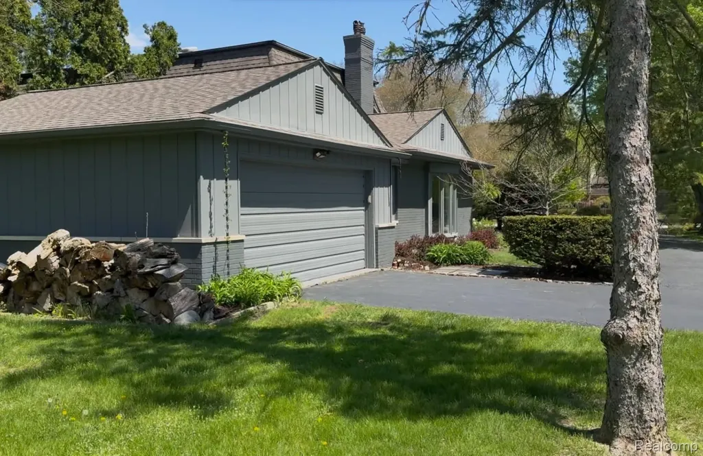 25080 Glynholm Court Bloomfield Charter Township MI 48301