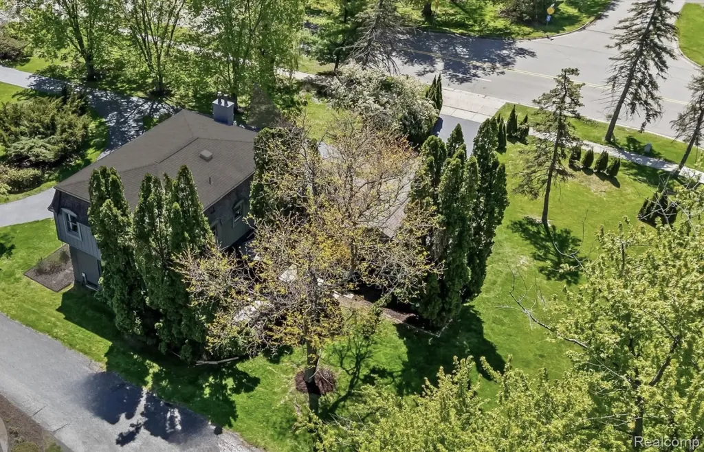 25080 Glynholm Court Bloomfield Charter Township MI 48301