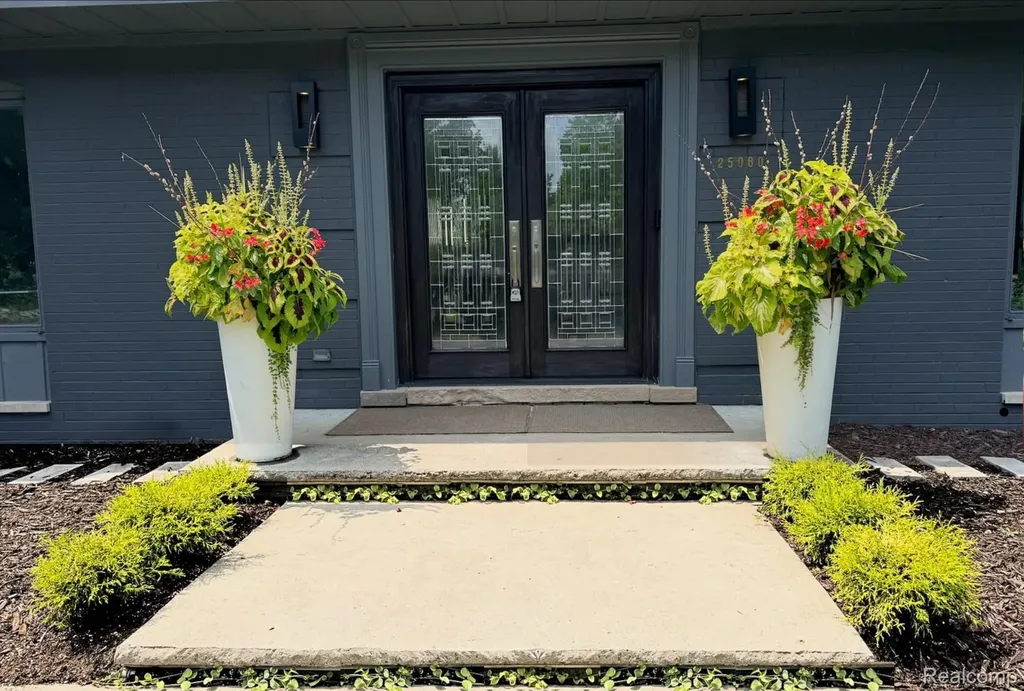 25080 Glynholm Court Bloomfield Charter Township MI 48301