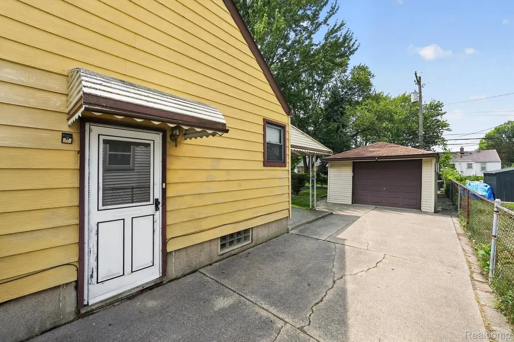 25199 Cole Street Roseville City MI 48066