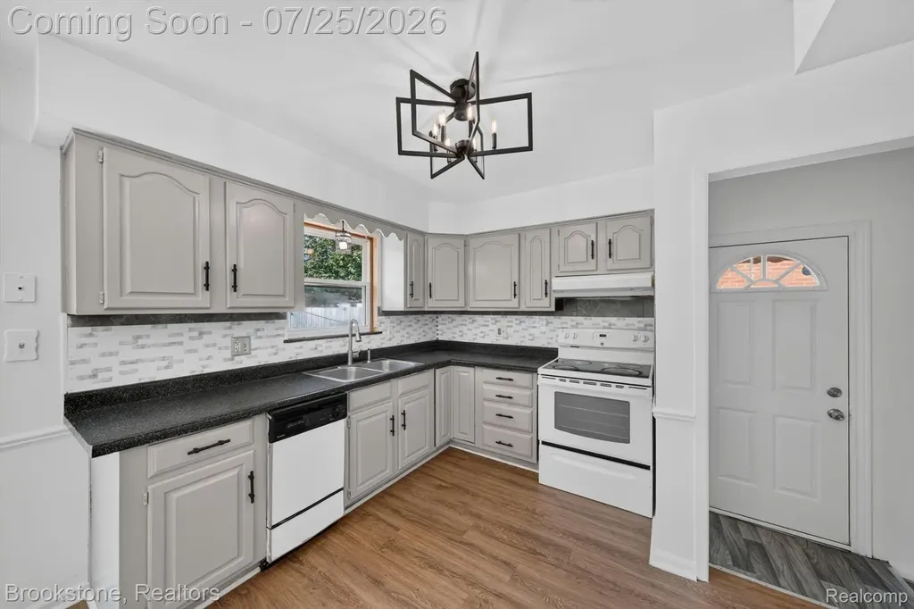 4940 Stanley Avenue Warren City MI 48092