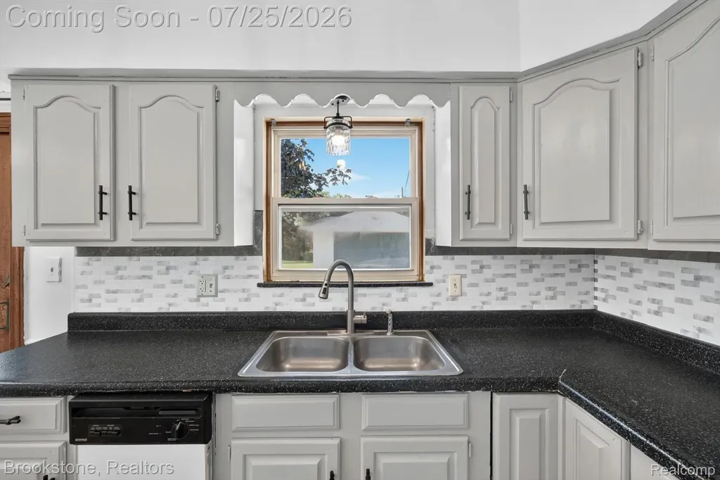 4940 Stanley Avenue Warren City MI 48092