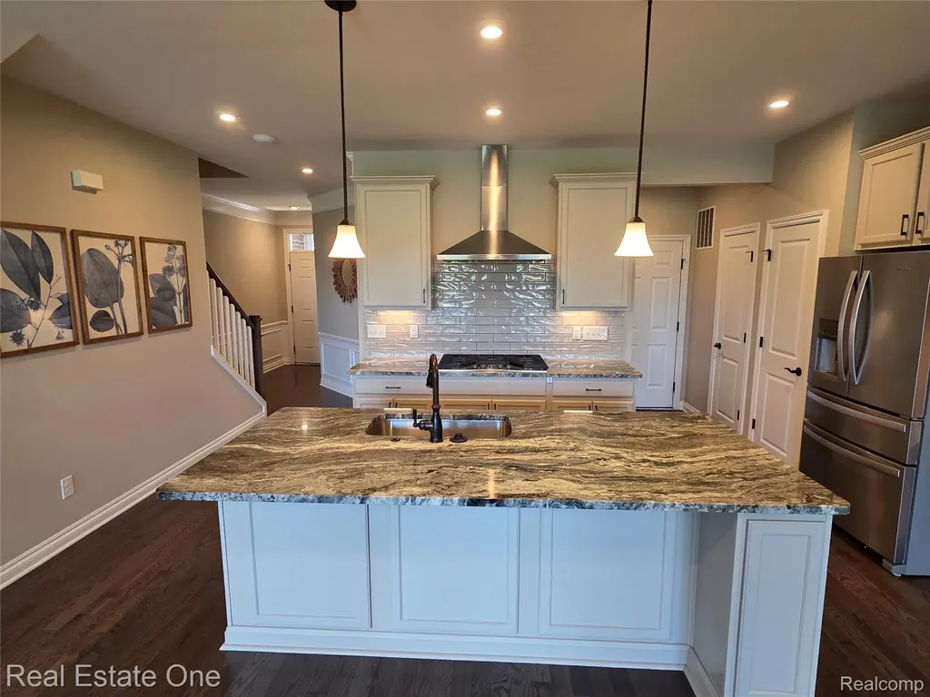 4913 Glenora Drive Lake Orion Village MI 48359