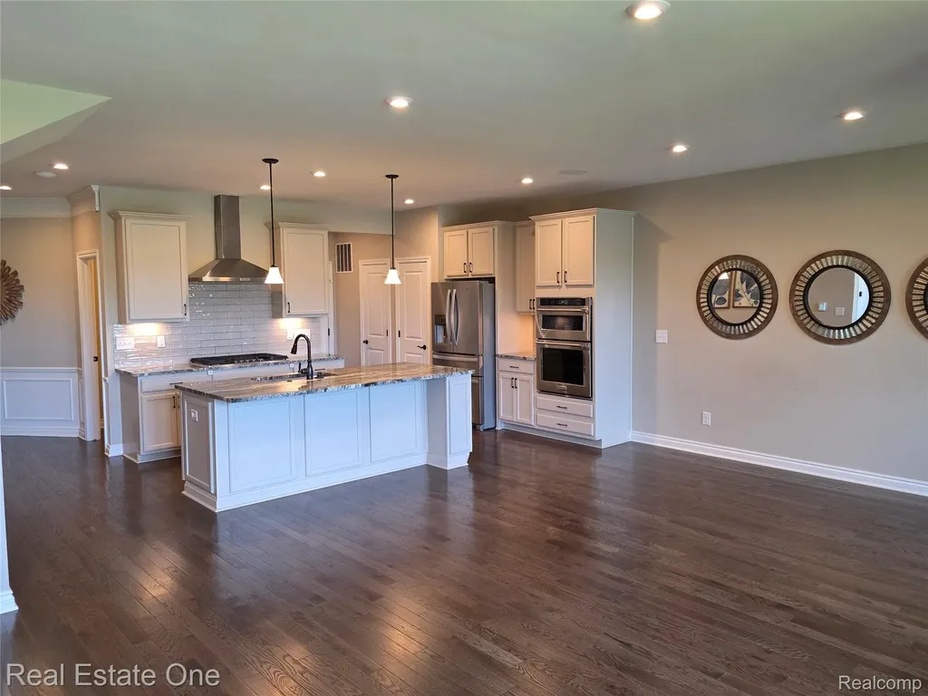 4913 Glenora Drive Lake Orion Village MI 48359