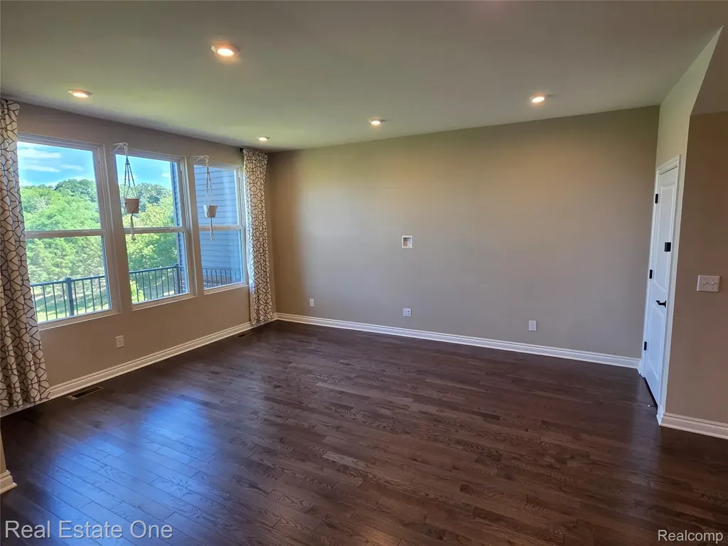 4913 Glenora Drive Lake Orion Village MI 48359