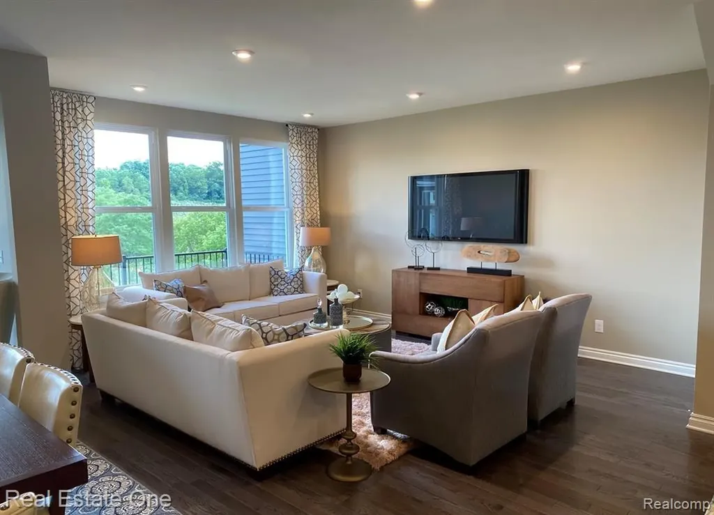 4913 Glenora Drive Lake Orion Village MI 48359