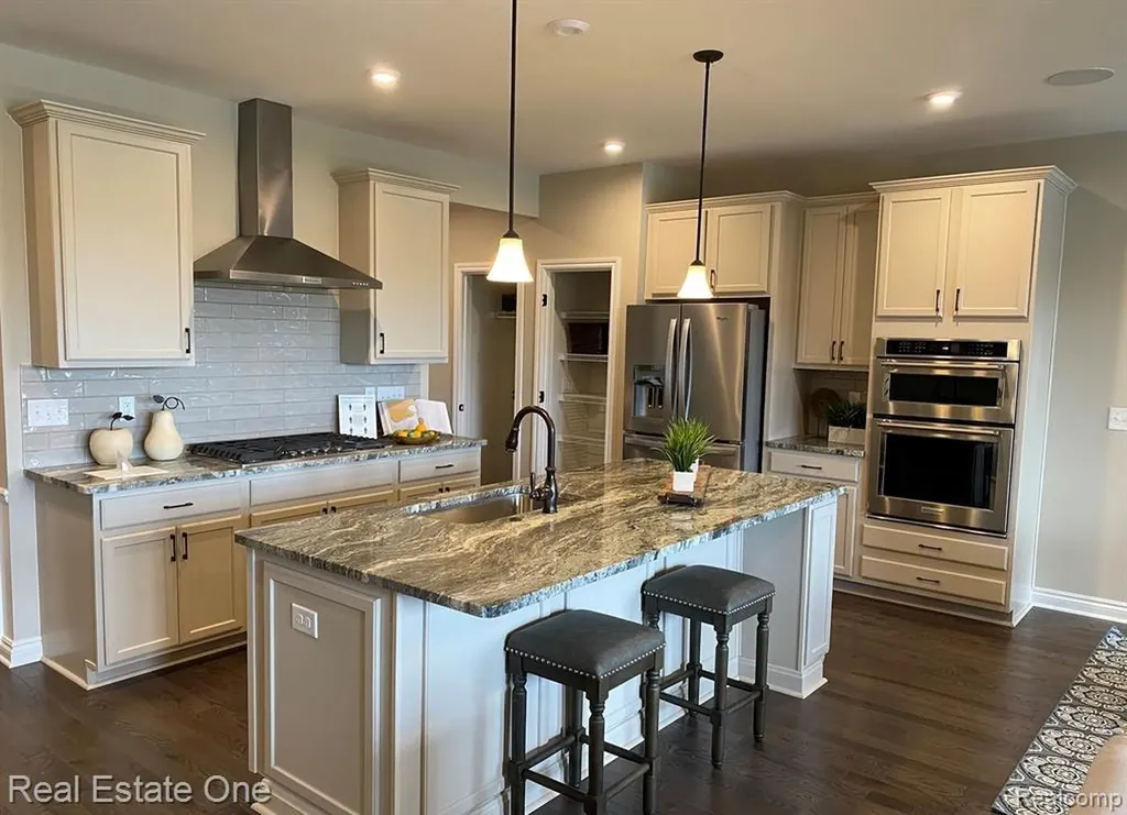 4913 Glenora Drive Lake Orion Village MI 48359