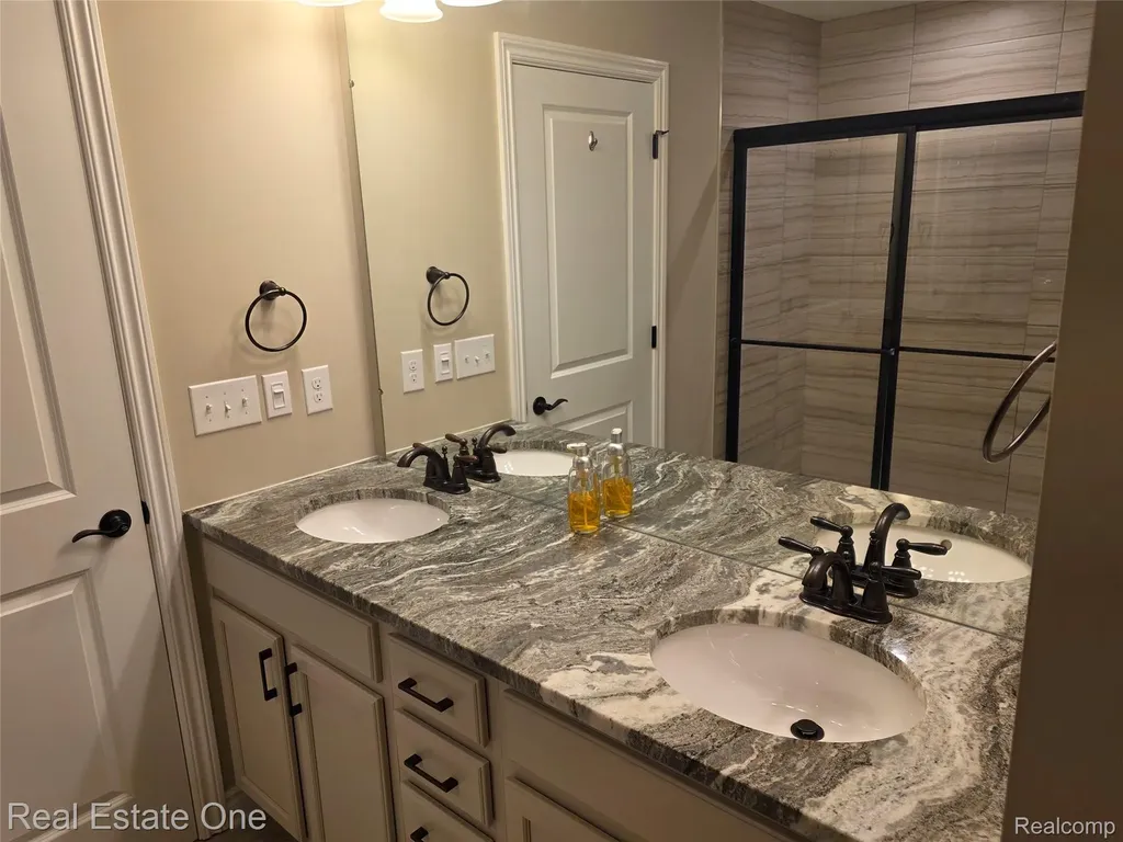 4913 Glenora Drive Lake Orion Village MI 48359