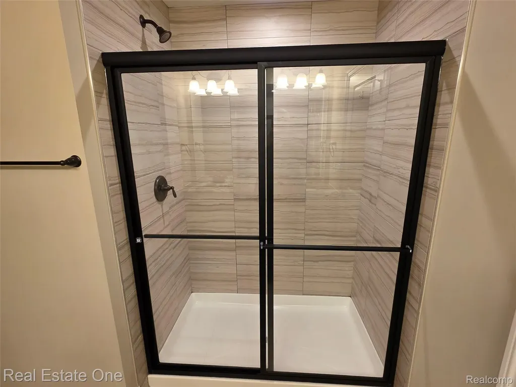 4913 Glenora Drive Lake Orion Village MI 48359